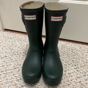 Hunter short matte green rain boots, size 6
